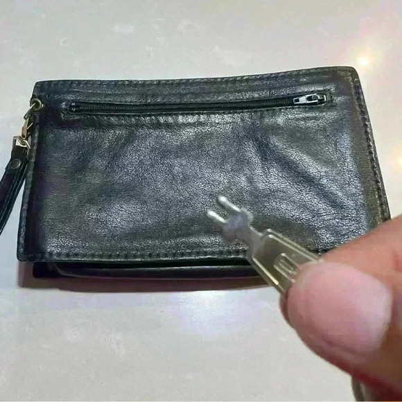 FIOCCHI ITALY BLACK LEATHER MESSENGER BAG  MINI BAG WITH LOCK KEY - Picture 9 of 13